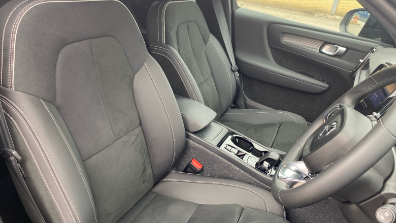 Volvo XC40 2.0 B4P Plus Dark 5dr Auto Petrol Estate